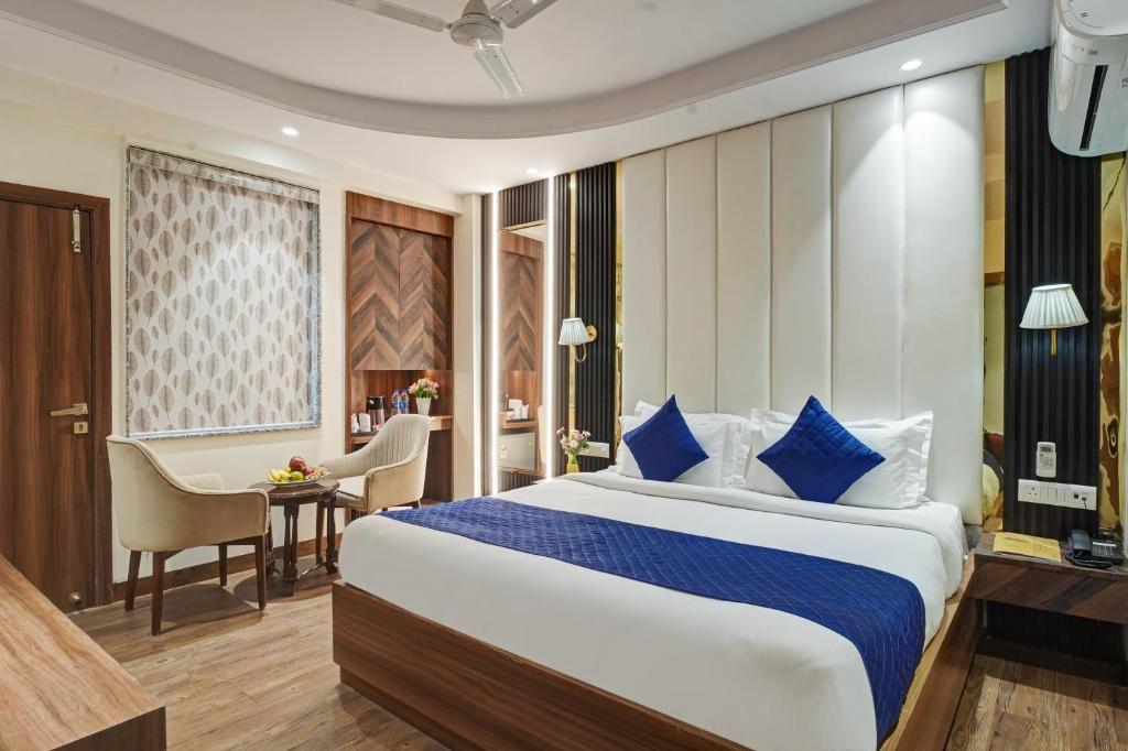 Luxury Suite with Balcony