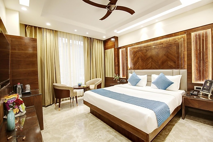 PRIDE SUITE with Window - Balcony